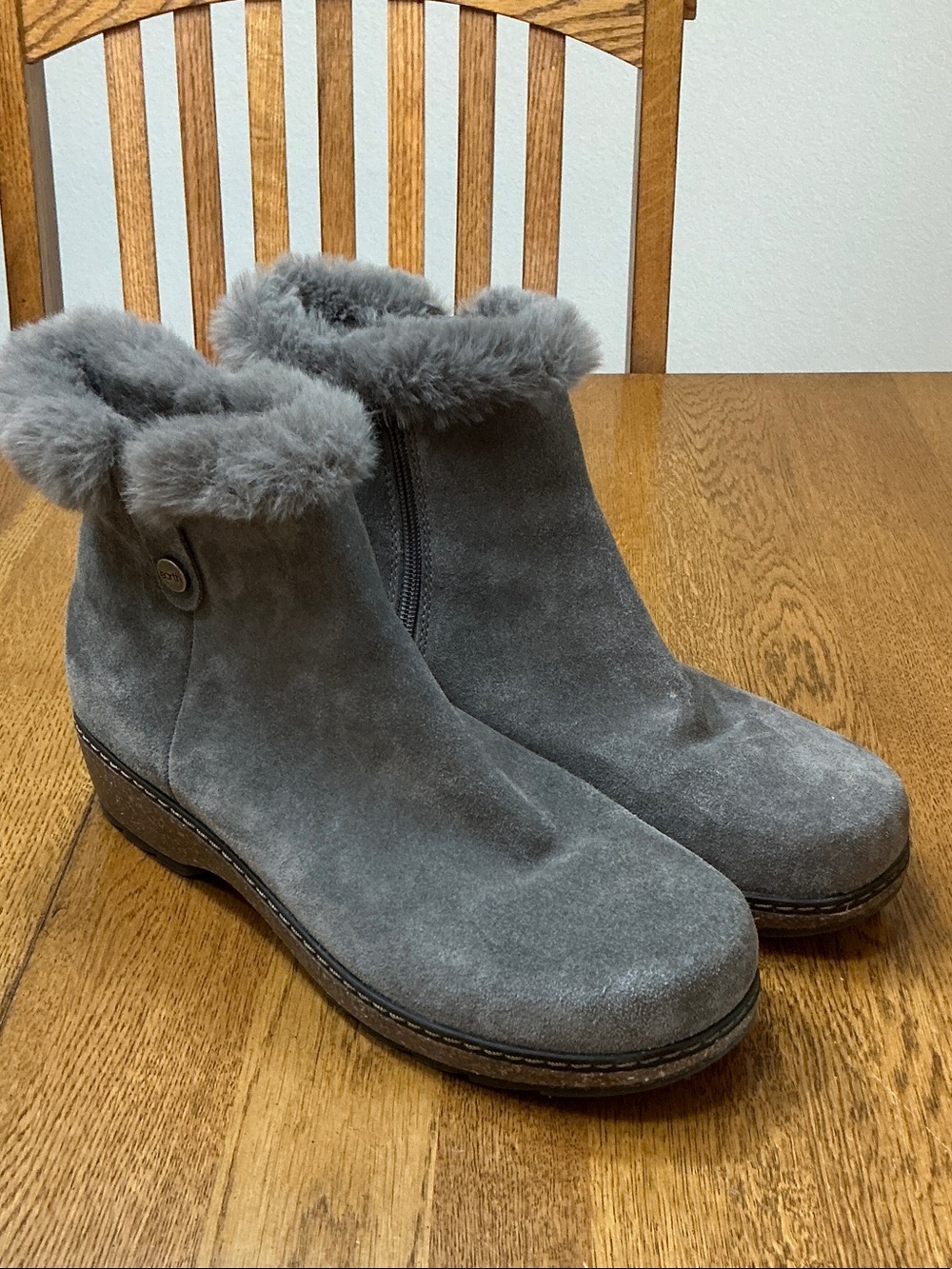 Woman’s Earth grey suede bootie with faux fur. 9.5. Inside zip. Warm and cozy!